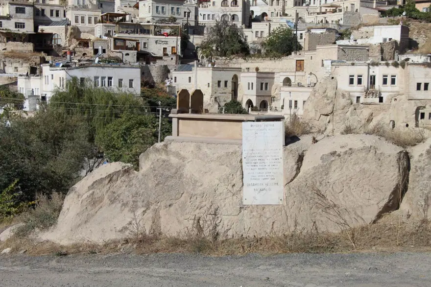 Kaya üzerinde bulunan mezarı gören bir daha bakıyor 1 Kaya üzerinde bulunan mezarı gören bir daha bakıyor 1