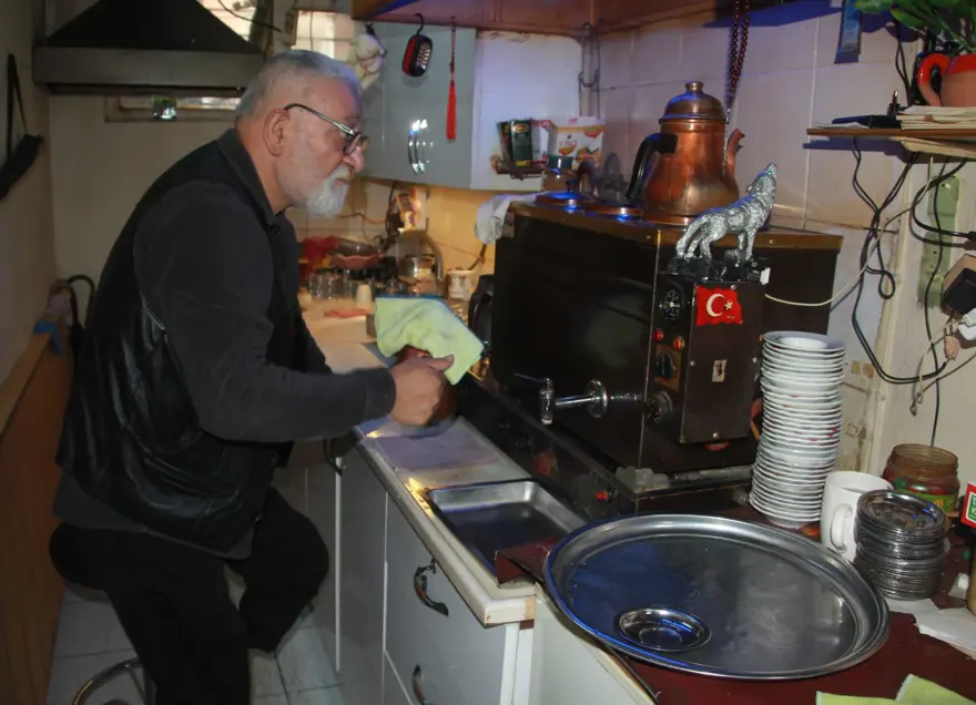 Kazada bacağını kaybetti: 50 yıllık mesleğini bırakmadı 1 Kazada bacağını kaybetti: 50 yıllık mesleğini bırakmadı 1