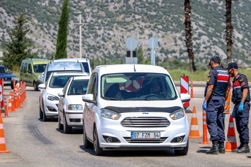 Antalya girişinde uzun araç kuyruğu 3