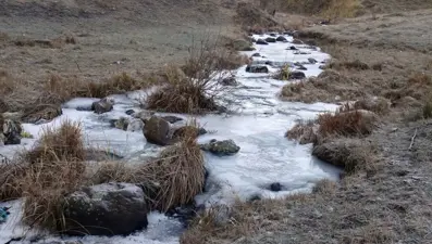 Sıcaklık eksi 10 altına düştü: Dereler dondu