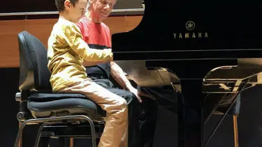 7 yaşındaki İrfan, caz efsanesi Chick Corea ile piyano çaldı