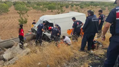 Kamyonet şarampole uçtu: Araçta sıkışan kişiler ağır yaralandı