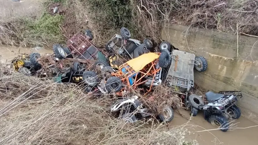 Antalya’da ATV’ler sel sularına kapıldı 1