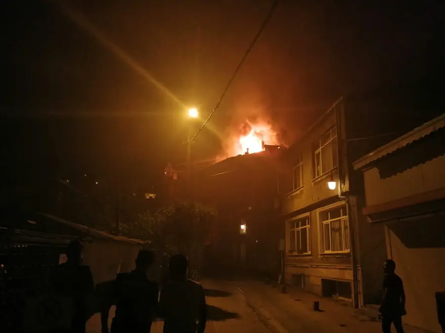 Beşiktaş’ta 4 katlı binanın çatı katında korkutan yangın 1