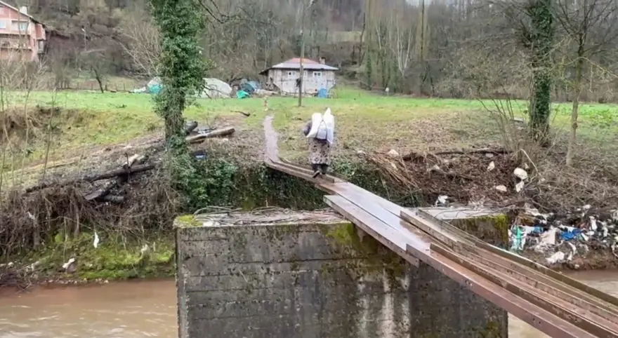 Bartın'da köylülerin köprü çilesi: Ayağı kayan dereyi boyluyor 2