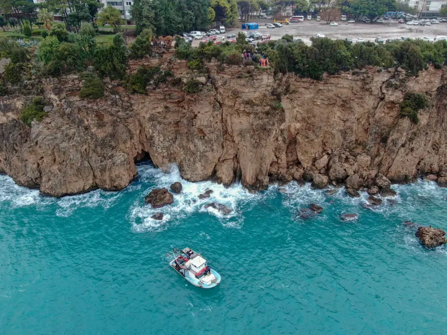 Antalya’da falezlere düşen araç: Gelişmiş cihazlar bir noktada sinyal verdi 11 Antalya’da falezlere düşen araç: Gelişmiş cihazlar bir noktada sinyal verdi 11