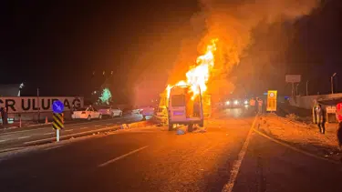 Kafa kafaya çarpışan kamyonet ile minibüs alev alev yandı: 11 yaralı