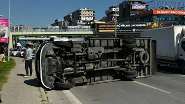 Eşya yüklü kamyonet devrildi: 1 yaralı
