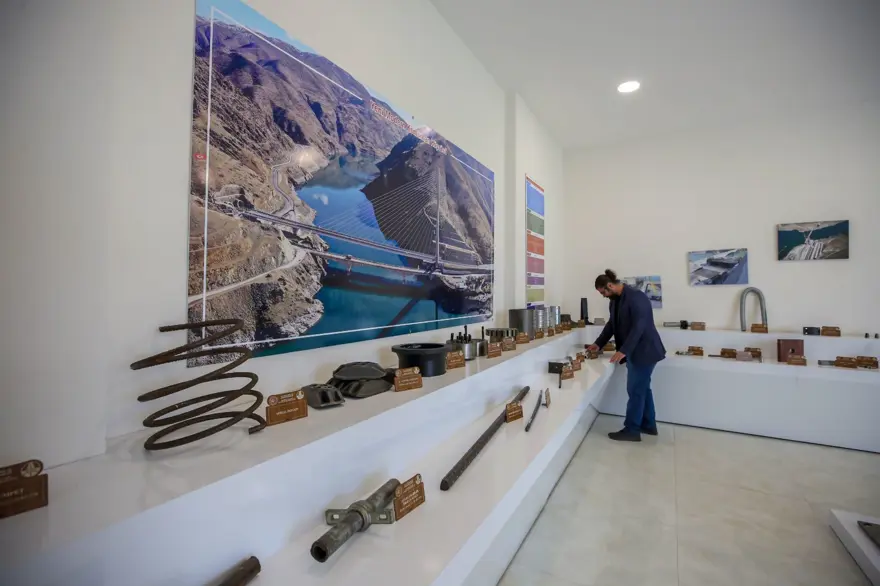 Elazığ ve Malatya arasındaki Kömürhan Köprüsü'nün inşaat atıkları sanat eserine dönüştü 13