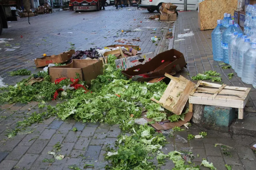 KİLOLARCA SEBZE-MEYVE YAĞMUR SULARIYLA SÜRÜKLENDİ 1