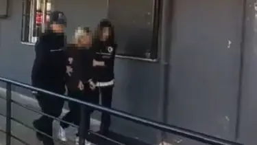 Annesine saldıran babasını öldürdü