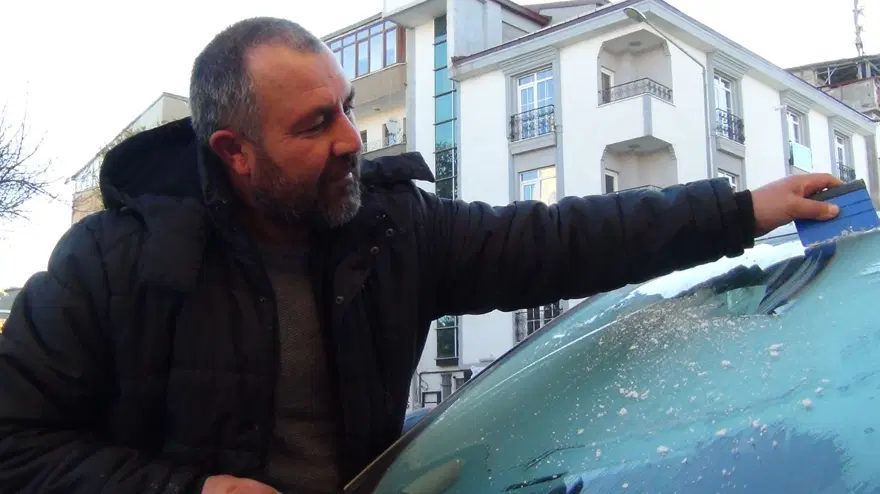 Kars eksi 10'u gördü: Araçların camları buz tuttu 3 Kars eksi 10'u gördü: Araçların camları buz tuttu 3