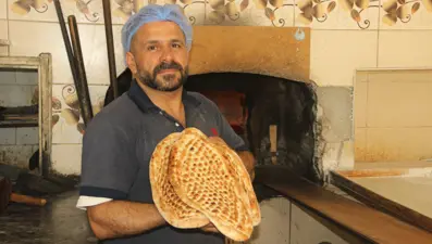 12 liralık ekmeği 9 liradan satıyor: Fırıncılara kızdı, indirim yaptı