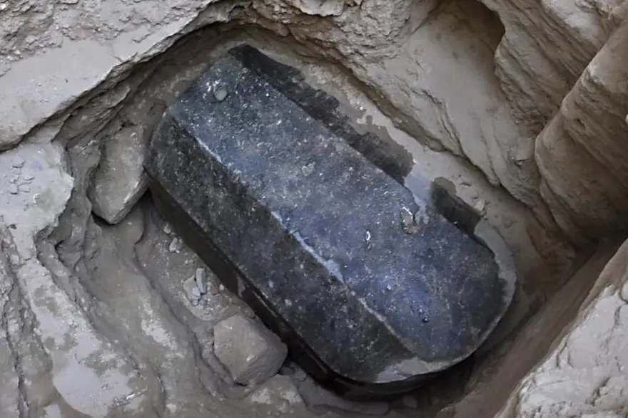 Büyük İskender'e ait olduğu düşünülen 2500 yıllık lahit açıldı 
