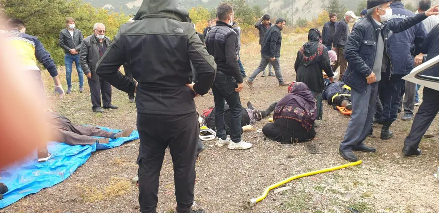 Servis minibüsüyle kamyonet çarpıştı: 2 ölü, 11 yaralı 4 Servis minibüsüyle kamyonet çarpıştı: 2 ölü, 11 yaralı 4