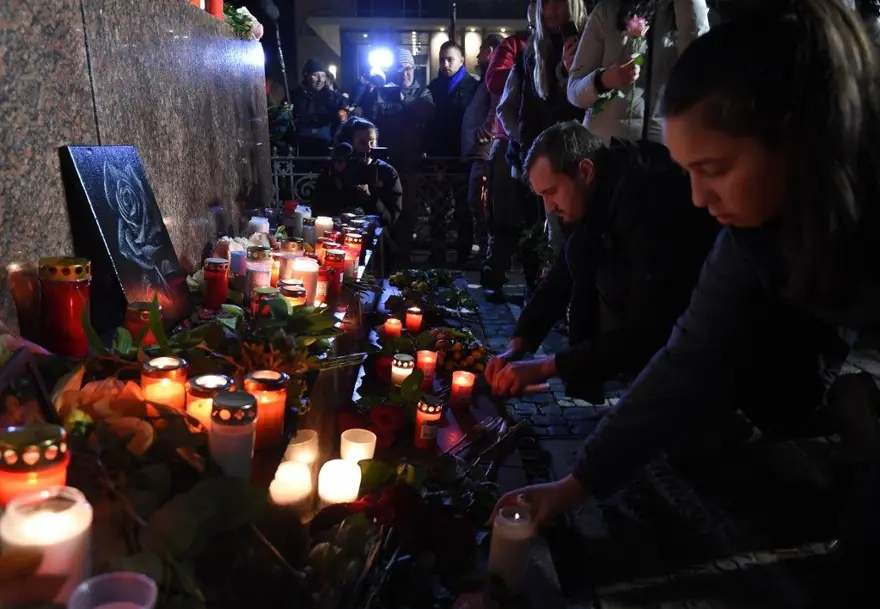 Almanya ırkçı saldırının kurbanlarına ağlıyor 25