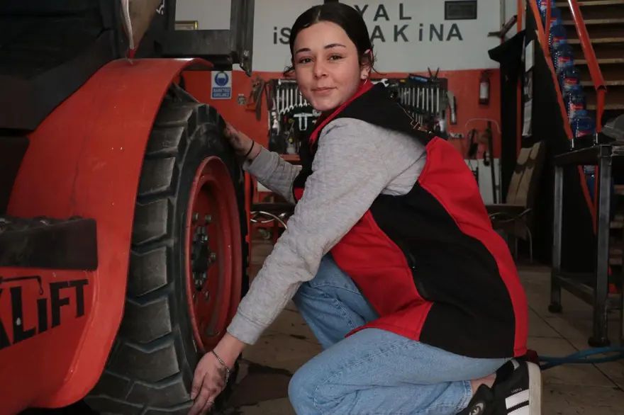 Sanayinin tek kadın çalışanı Melike Hanım:Ağabeyine özendi şimdi forklift servisinde çıraklık yapıyor 5 Sanayinin tek kadın çalışanı Melike Hanım:Ağabeyine özendi şimdi forklift servisinde çıraklık yapıyor 5