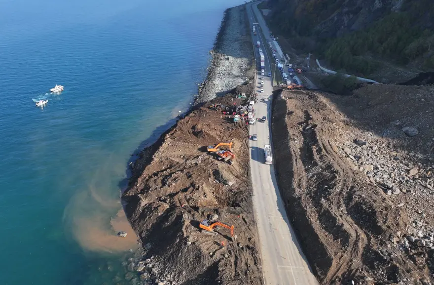 Artvin'de heyelan riski devam ediyor: Validen "Bugünkü yağışlara dikkat!" uyarısı 1