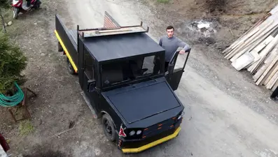 Hurda otomobil parçalarıyla kamyonet yaptı