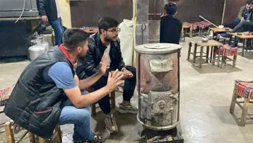 Yurdun büyük bölümü kavruluyor, onlar sobayı yaktı: "Isınmaya çalışıyoruz"