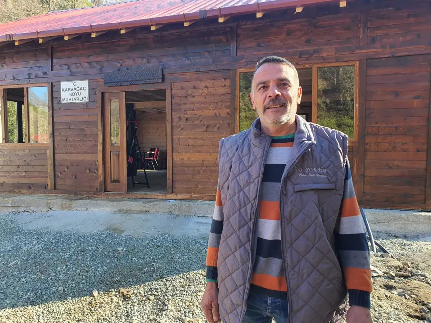 Muhtar köyü için hayvanlarını sattı: Ahşaptan sosyal tesis yaptı 