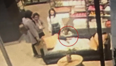 3 yaşındaki çocuğa AVM'de köpek saldırdı