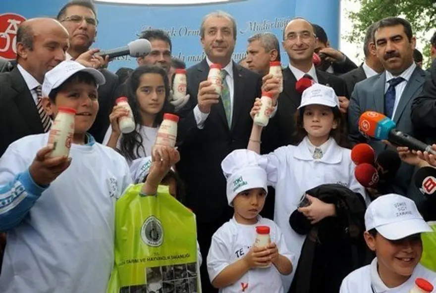 Bakan Eker süt içti 4