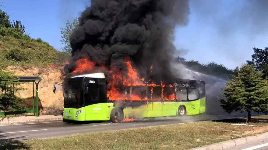 Belediye otobüsü alev alev yandı 6
