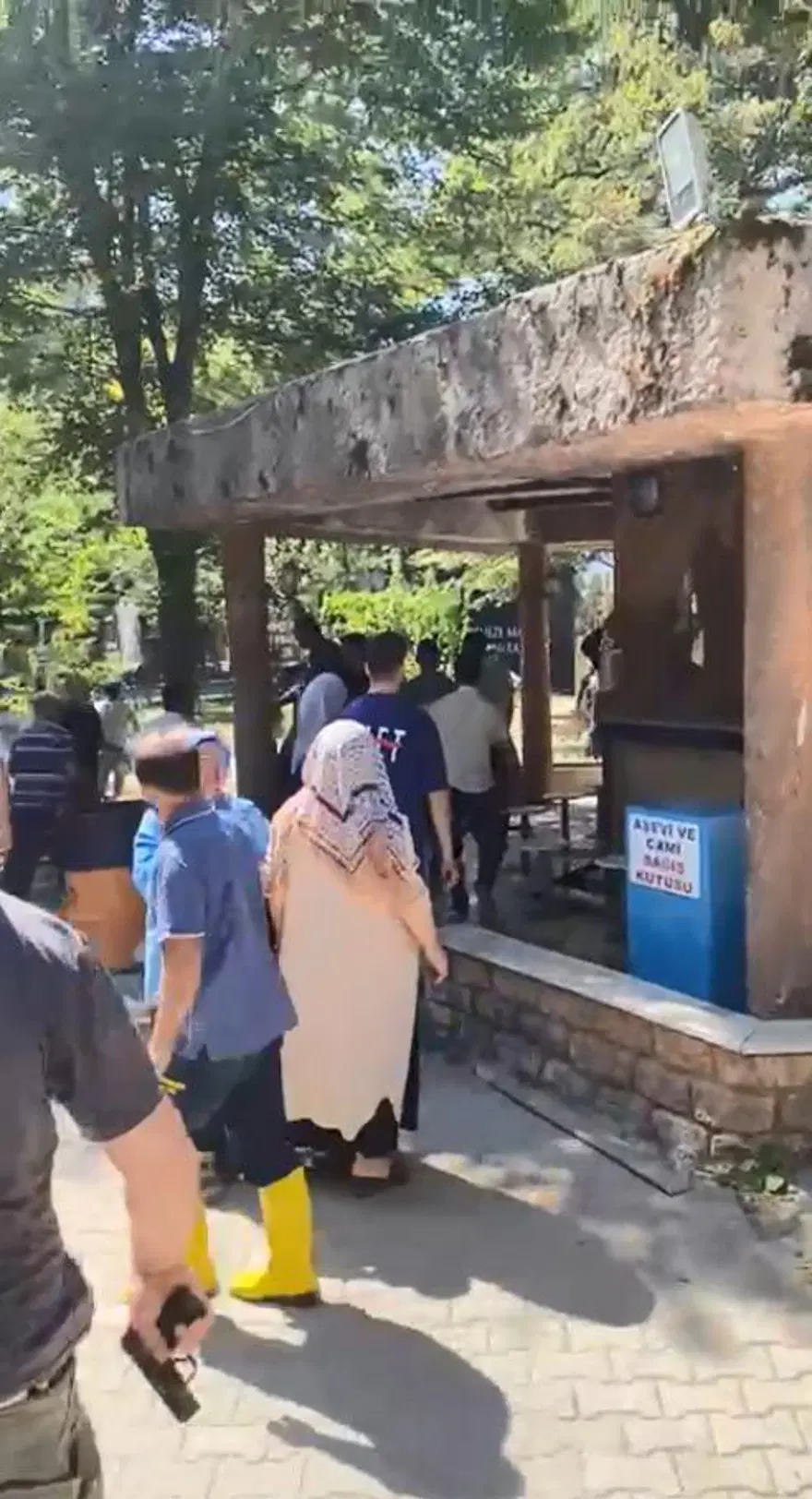 Türbede tekme tokat kavga 1 Türbede tekme tokat kavga 1