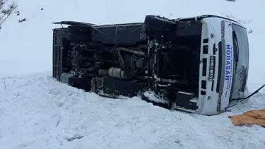 Erzurum'da yolcu midibüsü devrildi: 1 ölü, 21 yaralı