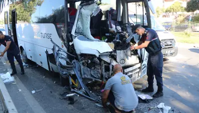 Tur otobüsüyle yolcu otobüsü çarpıştı: 15 yaralı