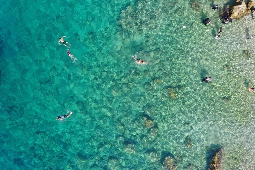 Akdeniz'de korsanların saklandığı Karamağara Koyu turist akınına uğruyor 1