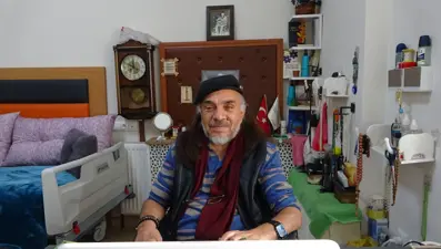 Balkondan düşünce hayatı değişti: 66 yaşındaki yaşlı adam engellerini resim çizerek ve kitap yazarak aşıyor