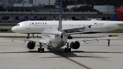 New York'ta iki uçak pistte çarpıştı