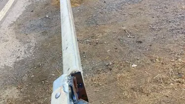 Bu da oldu: Yolu kısaltmak için bariyeri kesip kapı yaptılar