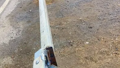 Bu da oldu: Yolu kısaltmak için bariyeri kesip kapı yaptılar