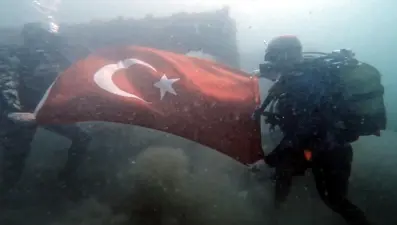Batık gemiye dalıp Türk bayrağı açtılar