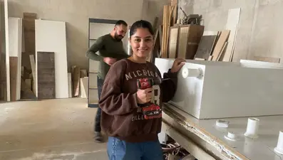 16 yaşındaki Melek, okuldan arta kalan zamanlarında sanayide çalışıyor! En büyük destekçisi annesi