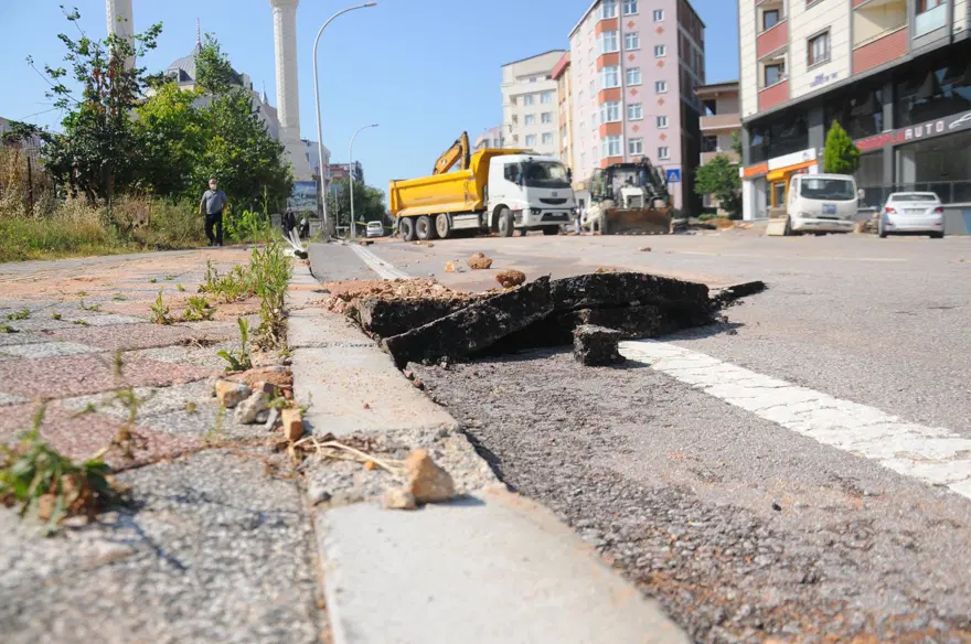 Kocaeli Gebze'de su borusu patladı, evleri su bastı 2