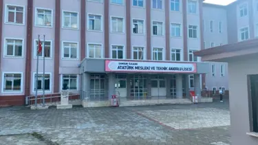 Lise öğrencisi, okul bahçesindeki kavgada bıçakla yaralandı