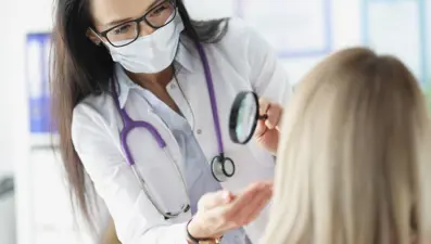 Uzmanı "ölümcül bakteri içeriyor, kana karışıyor" dedi: Bir kez kullandı, yüzünü cayır cayır yaktı