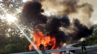 TEM'de bariyere çarpan otomobil alev aldı: 1 ölü