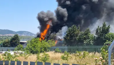 İstanbul'da seramik deposunda yangın