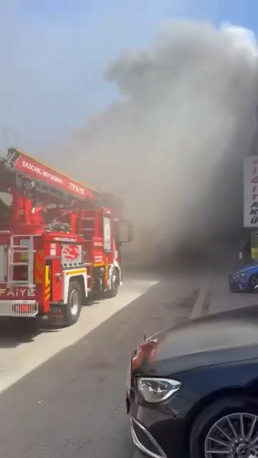 Yedek parça dükkanında yangın 3 Yedek parça dükkanında yangın 3