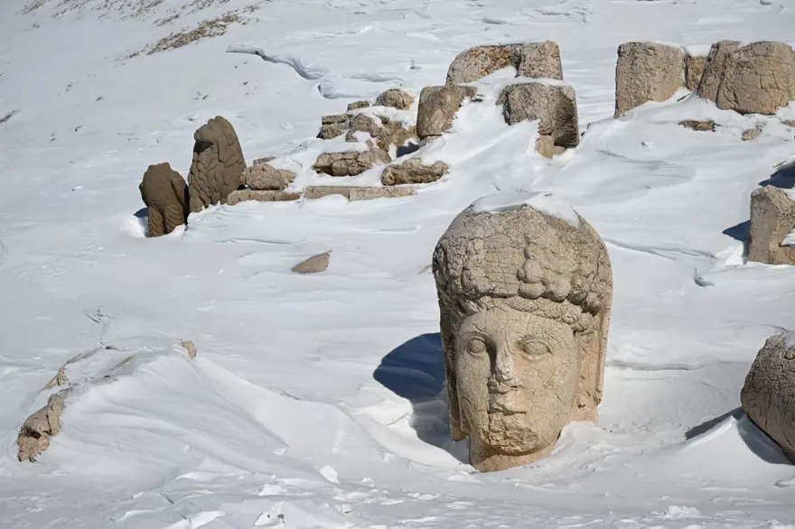 Nemrut Dağı'ndan eşsiz görüntüler: Dev heykeller karlar altında kaldı 17