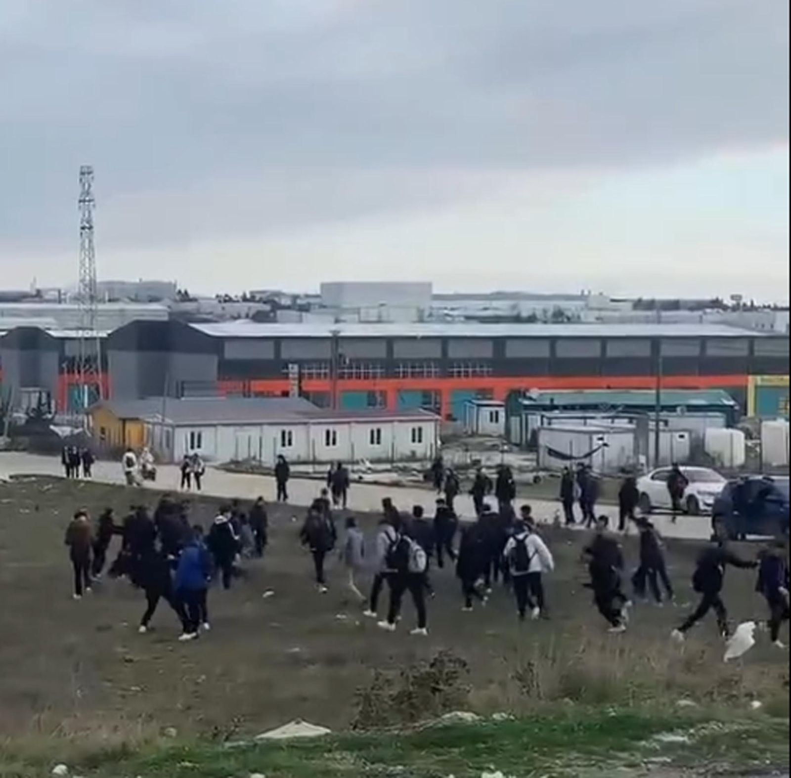 Liselilerin okulçıkışı kavgası: Tekme tokat birbirlerine girdiler