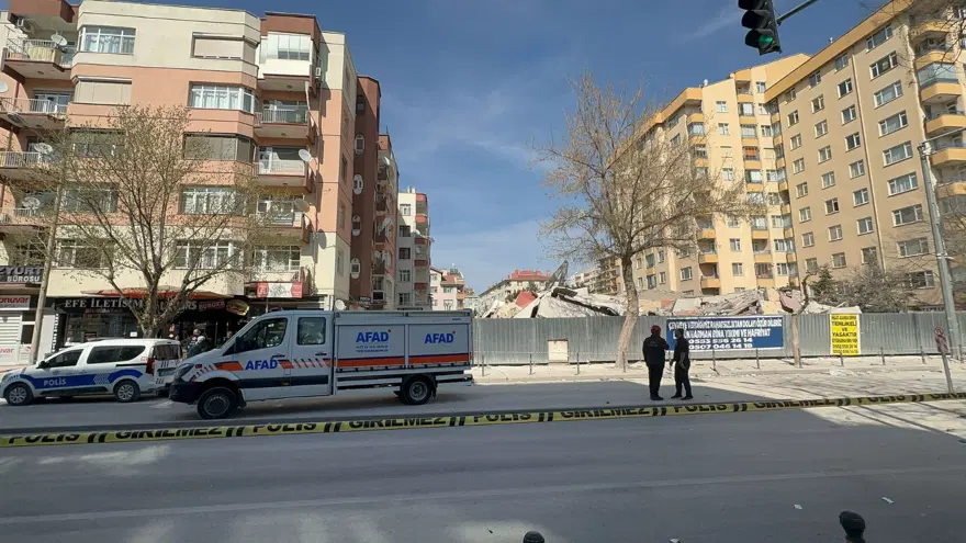 6 katlı bina yıkım sırasında çöktü 4