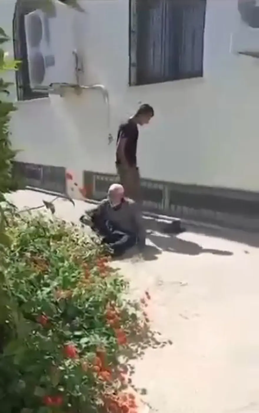 Sokak ortasında yaşlı adama dayak 2