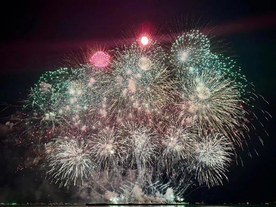 Tayland'da havai fişek festivali renkli görüntüler oluşturdu 8