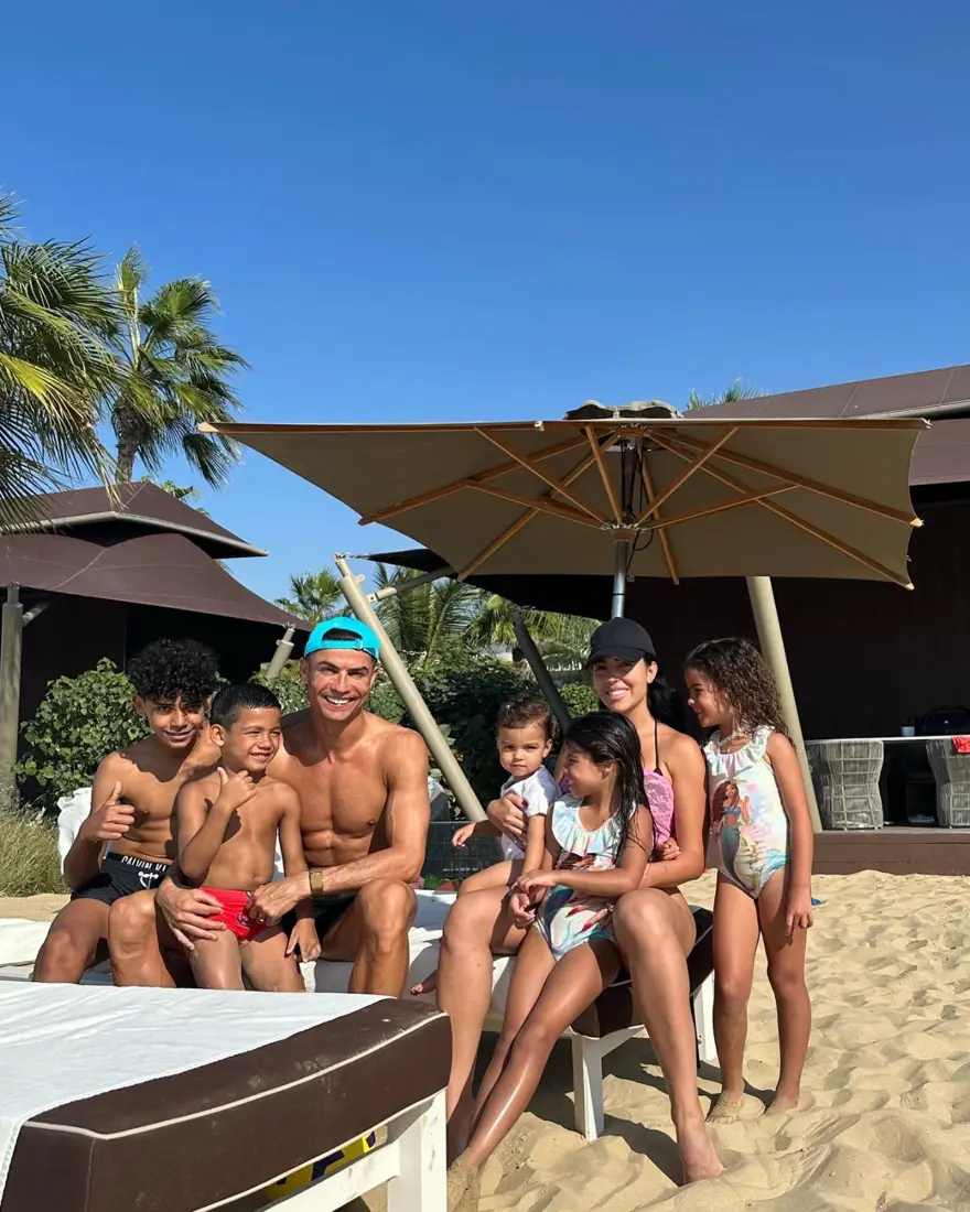 Christiano Ronaldo 9 yıldır birlikte olduğu çocuklarının annesi Georgina Rodriguez ile evleniyor 3